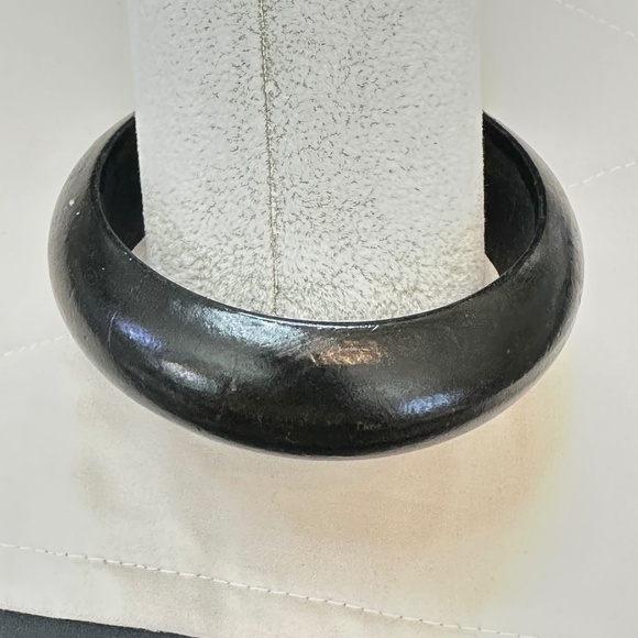 Wide, Black Wooden Bangle Bracelet. Vintage, 1960’s-1990’s - Picture 10 of 13